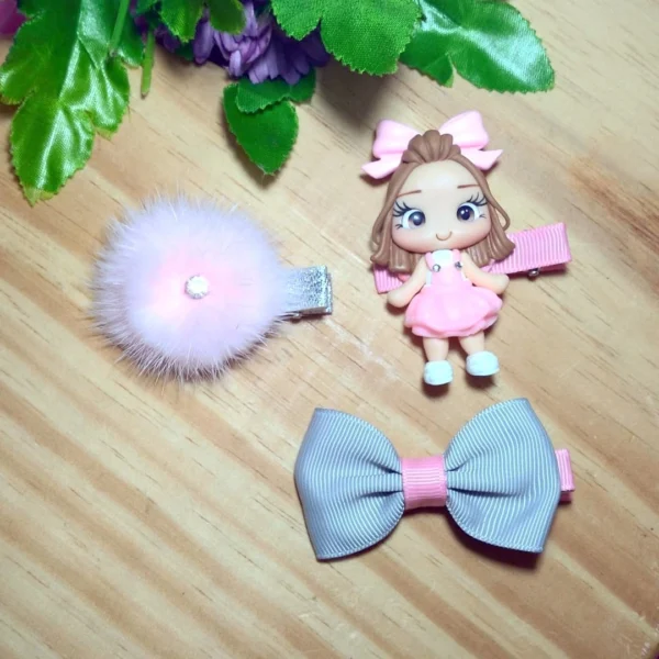 Clips con pompón, muñeca y lazo